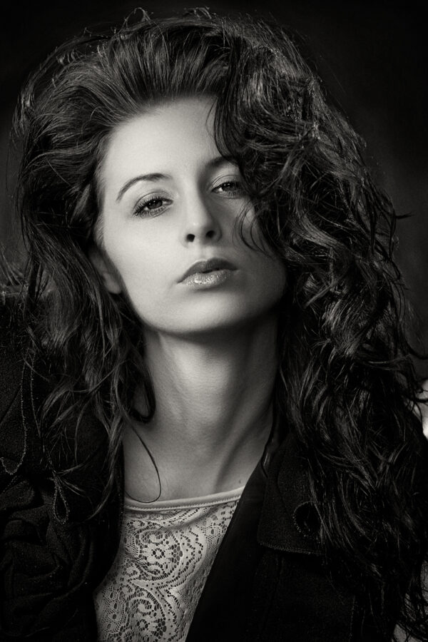 Černobílý portrét v interiéru