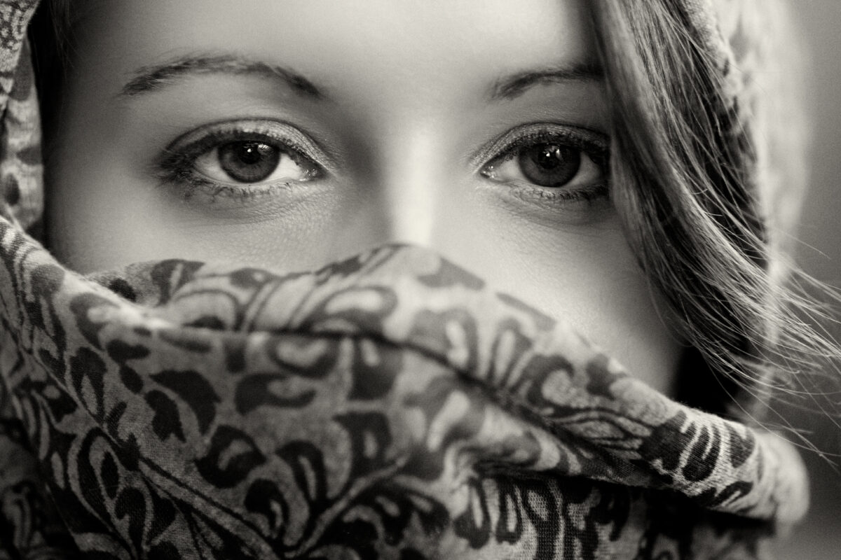 Černobílý portrét v interiéru