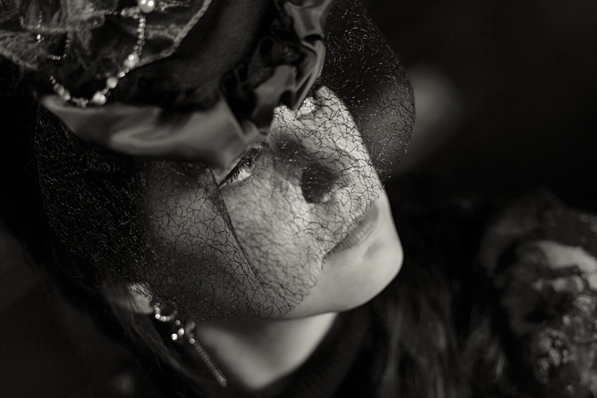 Černobílý portrét v interiéru